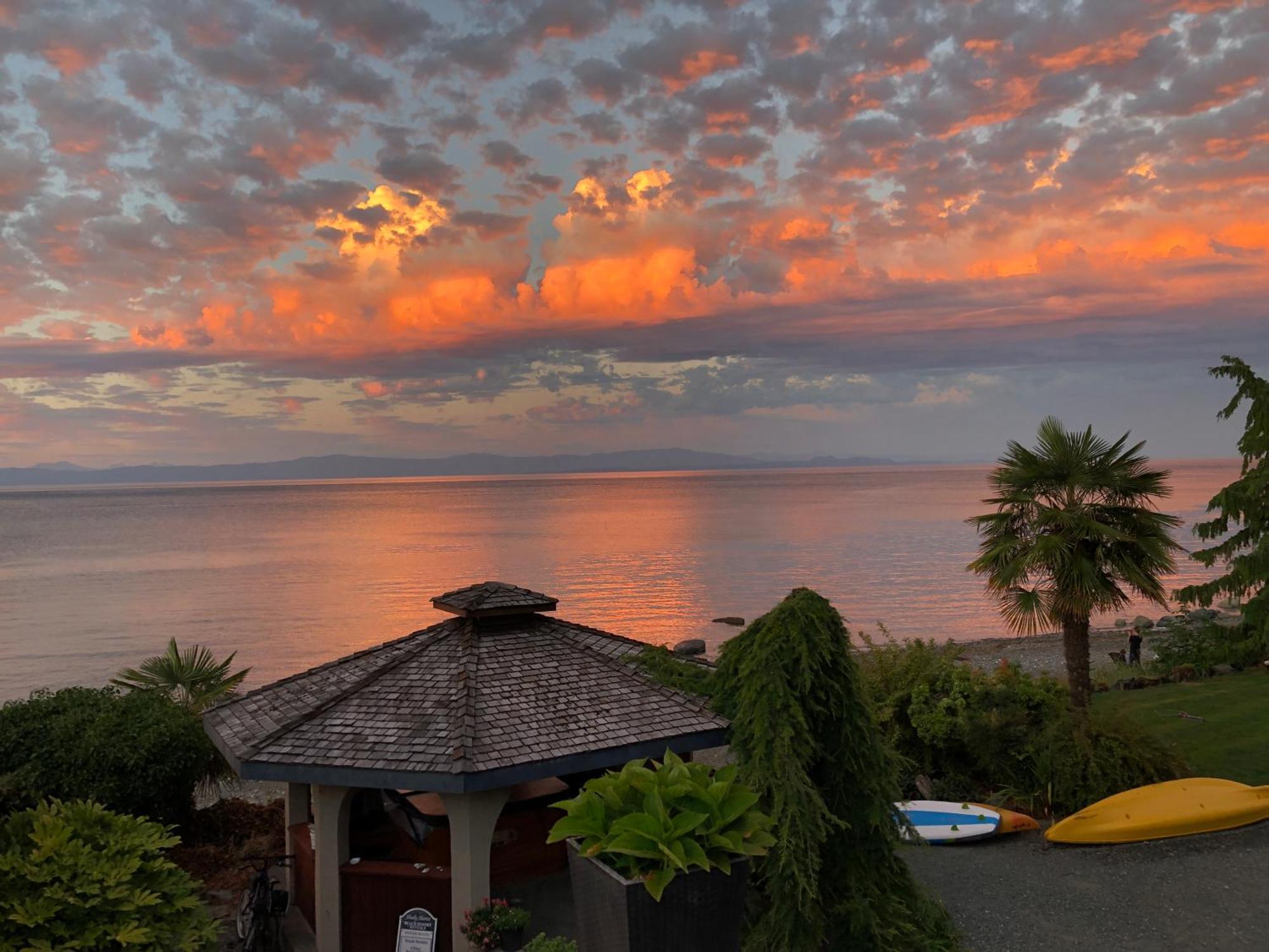 Qualicum Breeze Beach Resort Bowser Exterior photo